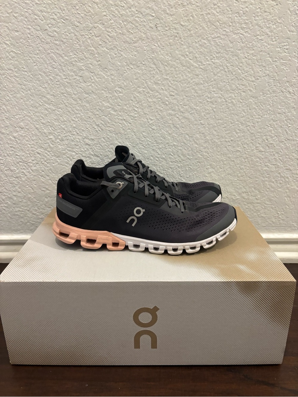 NEW ON CLOUDFLOW IN ROCK ROSE WOMENS SIZE 8 WOMENS - ON CLOUD RUNNING SHOES